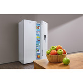 نمای نیم رخ یخچال و فریزر دیپوینت مدل مکس با درب نیمه باز یخچال و ظرف میوه روی کانتر