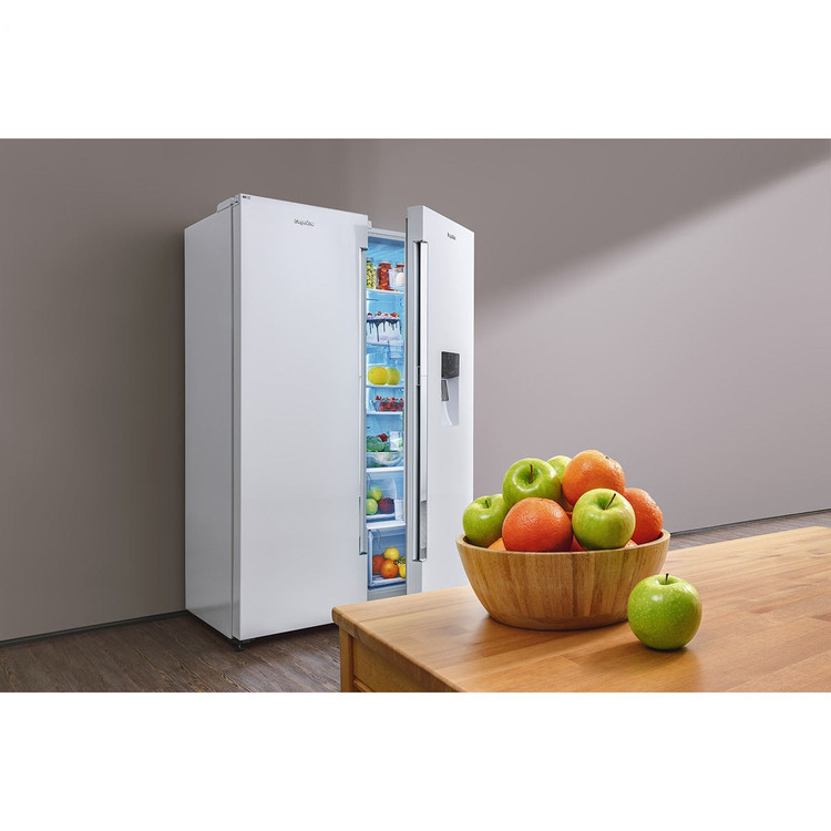 نمای نیم رخ یخچال و فریزر دیپوینت مدل مکس با درب نیمه باز یخچال و ظرف میوه روی کانتر