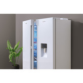 نمای نیم رخ یخچال و فریزر با درب نیمه باز فریزر داخل اشپزخانه