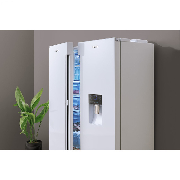 نمای نیم رخ یخچال و فریزر با درب نیمه باز فریزر داخل اشپزخانه