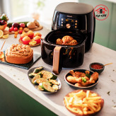 سرخ کن بدون روغن فیلیپس مدل 9867/90 که روی کانتر آشپرخانه است و بسکت آن جدا شده.